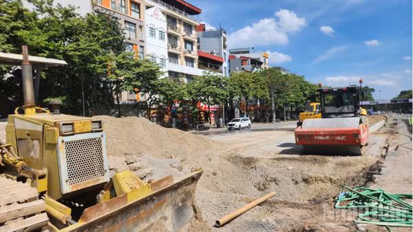 Không khí thi công diễn ra hết sức khẩn trương, máy móc nhân công được huy động tối đa "3 ca, 4 kíp" để kịp tiến độ về đích trước ngày 30/6/2026.