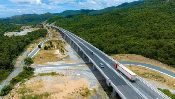 Cao tốc bắc-nam phía đông đoạn qua địa phận tỉnh Hà Tĩnh.