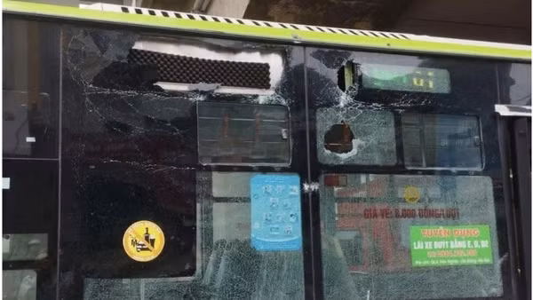 Xe buýt nhanh đang lưu thông dưới chân ga metro Văn Khê bất ngờ bị mảng vật liệu rơi vào gây vỡ kính. (Ảnh: Phạm Công)