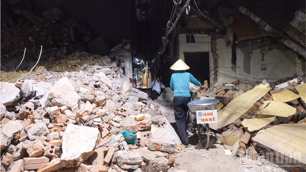 Phế liệu xây dựng từ các ngôi nhà phá dỡ để giải tỏa cho các dự án giao thông đang khiến cho lượng rác thải trở thành quá tải tại các bãi rác Hà Nội. (Ảnh: Trịnh Xuân Giang)