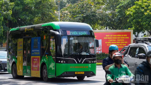 Theo nghị quyết được thông qua tại Kỳ họp thứ 4 của Hội đồng nhân dân thành phố, Hà Nội sẽ thực hiện miễn tiền vé xe buýt (không bao gồm xe buýt phục vụ kinh doanh du lịch) đối với các chuyến đi trong khu vực Vành đai 1, áp dụng từ ngày 1/7/2026 đến hết ngày 30/6/2027.