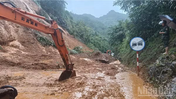 Ảnh minh họa: Khu Quản lý đường bộ II (Cục Đường bộ Việt Nam) khắc phục hậu quả mưa lớn cuối tháng 10/2025.