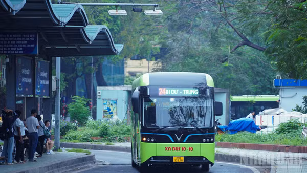 Nhiều tuyến xe buýt điện hiện đại đã được đưa vào khai thác, từng bước thay thế phương tiện sử dụng nhiên liệu hóa thạch.