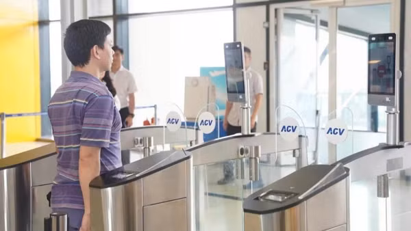 Hành khách làm thủ tục sinh trắc học tại cửa kiểm soát an ninh hàng không.