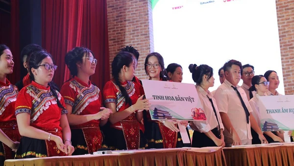 Các đội tham gia vòng thi "Theo dòng văn hóa".