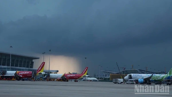 Thời tiết cực đoan trưa 19/9 tại Cảng hàng không quốc tế Nội, nhiều chuyến bay phải hoãn, hủy lịch trình.