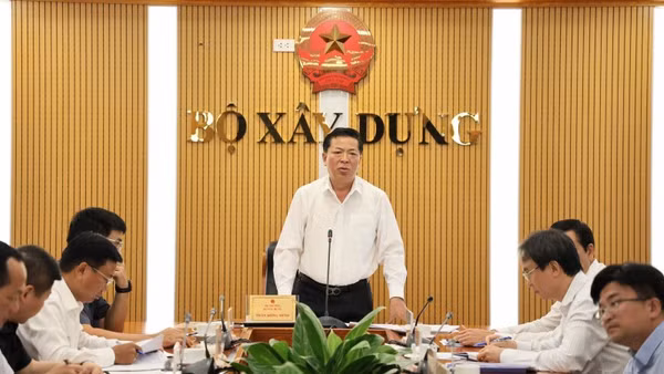 Bộ trưởng Xây dựng Trần Hồng Minh, nhấn mạnh: Đào tạo nhân lực ngành đường sắt là nhiệm vụ chiến lược, có ý nghĩa quyết định việc triển khai các dự án trọng điểm quốc gia và mục tiêu làm chủ công nghệ trong dài hạn. (Ảnh: Cổng thông tin Bộ Xây dựng)