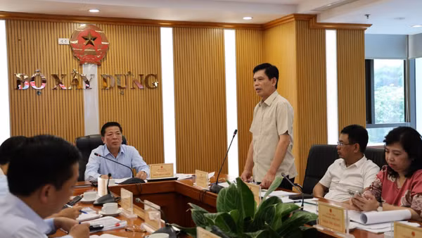 Bộ Xây dựng tổ chức cuộc họp với các bộ, ngành và địa phương liên quan về Báo cáo nghiên cứu tiền khả thi Dự án đầu tư xây dựng đường Vành đai 5-Vùng Thủ đô. (Ảnh: HOÀI LÂM)