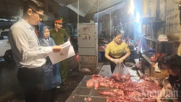 Công an thành phố Hà Nội kiểm tra an toàn vệ sinh thực phẩm tại các điểm chợ tự phát về kinh doanh thịt sống.