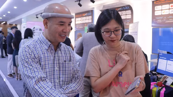 Brain-Life: Thiết bị đeo đầu sử dụng công nghệ khoa học thần kinh giao diện não - máy tính (BCI), trí tuệ nhân tạo (AI) và học máy đa phương thức (MML), giúp nâng cao khả năng tập trung, quản trị stress và tối ưu hiệu suất tinh thần được giới thiệu tại sự kiện.