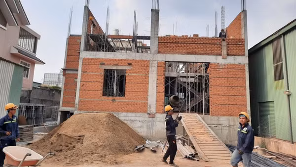 Các công trình xây dựng đơn lẻ, sửa chữa cải tạo bên trong hoặc mặt ngoài, không tiếp giáp với đường đô thị có yêu cầu về quản lý kiến trúc được miễn giấy phép xây dựng.
