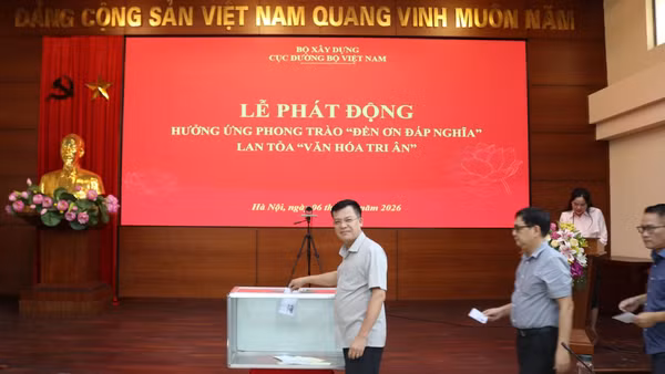 Cán bộ, công chức, viên chức và người lao động Cục Đường bộ Việt Nam tích cực hưởng ứng quyên góp ủng hộ Quỹ "Đền ơn đáp nghĩa". (Ảnh: Cục Đường bộ Việt Nam)