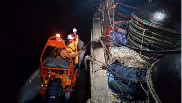Lực lượng chuyên ngành tìm kiếm cứu nạn hàng hải tiếp cận tàu bị nạn QNg 95157 TS. (Ảnh: Cục Hàng hải và Đường thủy Việt Nam)