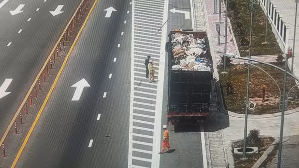 Liên ngành lực lượng chức năng kiểm tra phương tiện làm rơi vãi vật sắc nhọn trên đường. (Ảnh: Cục Đường bộ Việt Nam)