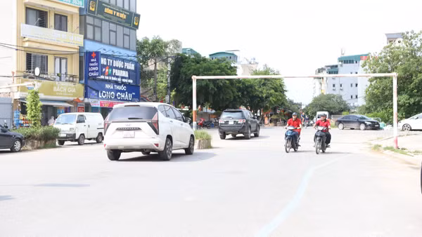 Hiện nay một số tuyến phố nằm trong khu đô thị mới thường xuyên xảy ra tình trạng ô-tô đỗ tràn lan trên đường. Nguyên nhân xuất phát từ việc dự án khu đô thị chưa hoàn thiện nhưng chủ đầu tư đã cho khách hàng mua nhà vào sử dụng.