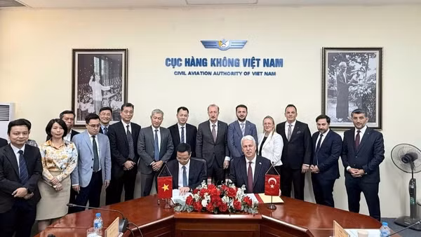 Cục trưởng Cục Hàng không Việt Nam và Cục trưởng Cục Hàng không dân dụng Thổ Nhĩ Kỳ tại Lễ ký kết Bản ghi nhớ. (Ảnh: Cục Hàng không Việt Nam)