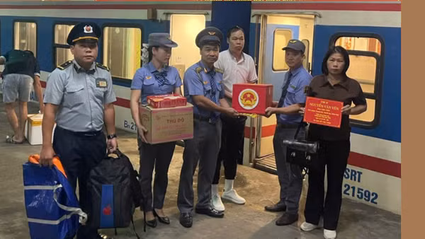 Hài cốt và người thân gia đình liệt sĩ Nguyễn Văn Yên cùng tổ tàu SE4 tại ga Hà Nội. (Ảnh: Đường sắt Việt Nam)