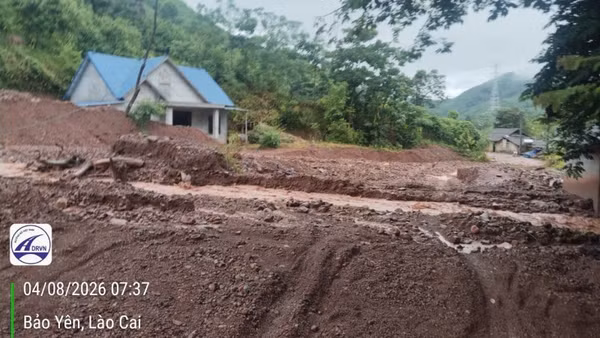 Tuyến đường tỉnh 160, tại Km112+850 (huyện Bảo Yên), điểm sạt lở ta-luy dương phát sinh lúc 7 giờ sáng đã được xử lý, bảo đảm thông xe vào lúc 12 giờ trưa cùng ngày. (Ảnh: Cục Đường bộ Việt Nam)