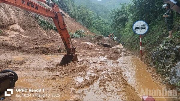Ngành đường bộ khắc phục hậu quả bão số 11 để lại.