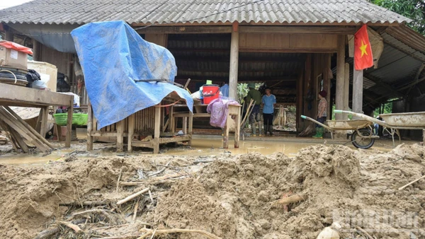 Dòng nước đầy bùn đất vẫn còn tiếp tục chảy qua căn nhà của gia đình ông Lương Văn Hồng, 67 tuổi, ở thôn Phân Đo, xã Dương Quỳ.