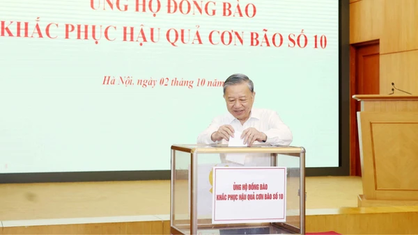 Tổng Bí thư Tô Lâm ủng hộ đồng bào khắc phục hậu quả cơn bão số 10. (Ảnh: TTXVN)