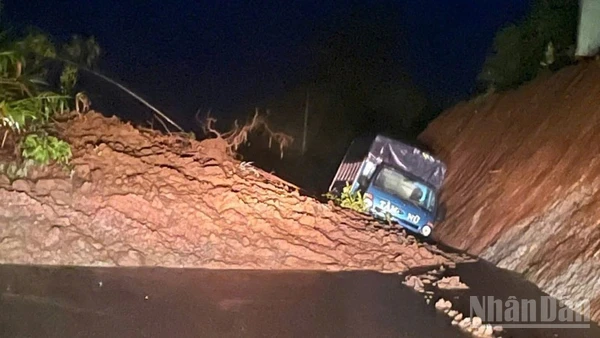 Mưa lớn khiến 1 số đoạn Quốc lộ 14E bị sụt trượt đúng lúc 1 chiếc xe tải đi qua đã khiến chiếc xe mắc kẹt, rất may lái xe vẫn an toàn.