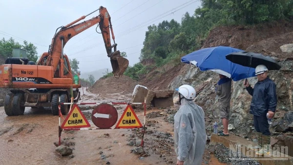 Nhà thầu hót dọn sạt trượt ta-luy, bảo đảm giao thông tại Km66+400.