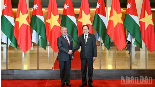 Chủ tịch Quốc hội Trần Thanh Mẫn và Quốc vương Jordan Abdullah II Ibn Al Hussein. (Ảnh: DUY LINH)