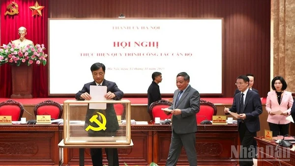 Các đại biểu thực hiện quy trình công tác cán bộ.