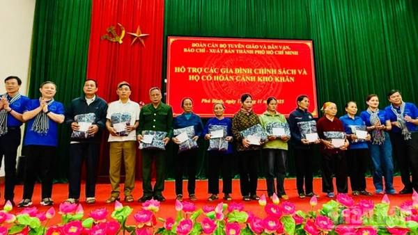 Đoàn tặng quà cho các gia đình chính sách và hộ có hoàn cảnh khó khăn trên địa bàn xã Phú Đình, Thái Nguyên.