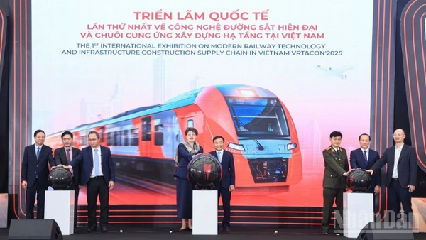 Các đại biểu thực hiện nghi thức khai mạc Triển lãm VRT&CONS 2025.