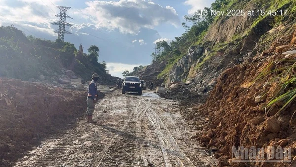 Tới 15h ngày 13/11, Quốc lộ 14E chính thức lưu thông được ô-tô lẫn xe máy sau 2 tuần bị đứt đoạn do sạt lở ta-luy vì mưa bão.