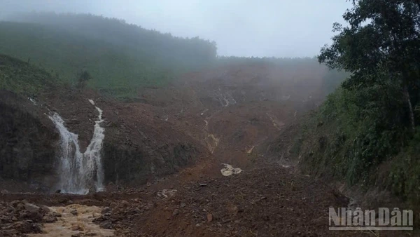 Sạt lở ta-luy trên Quốc lộ 14E đoạn đi qua Quảng Nam (thành phố Đà Nẵng).