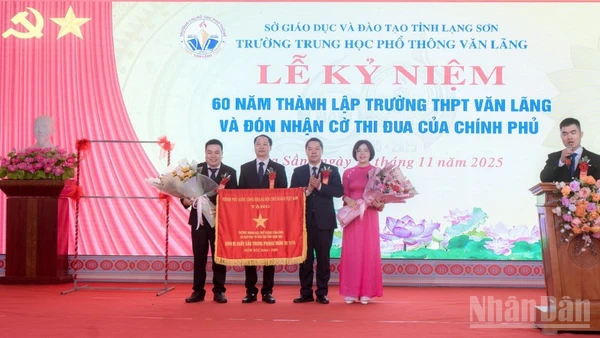 Phó Chủ tịch Ủy ban nhân dân tỉnh Lạng Sơn Đoàn Thanh Sơn tặng Cờ Thi đua của Chính phủ cho Trường THPT Văn Lãng.