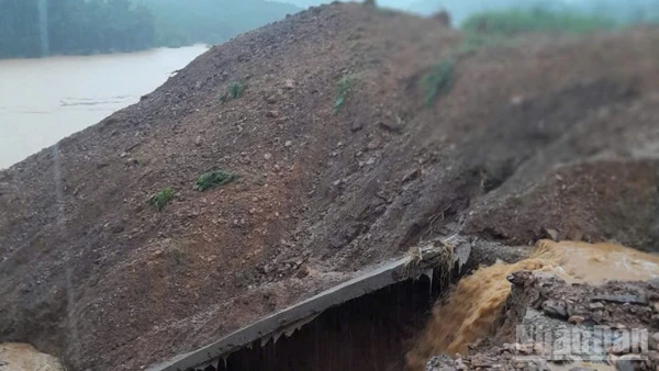 Sạt lở ta-luy âm trên Quốc lộ 14E đoạn qua sông Trà.