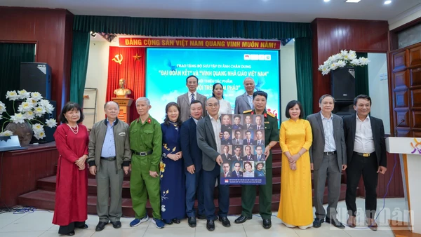 Ban tổ chức trao tượng trưng Bộ sưu tập “Đại đoàn kết” tặng bảo tàng.