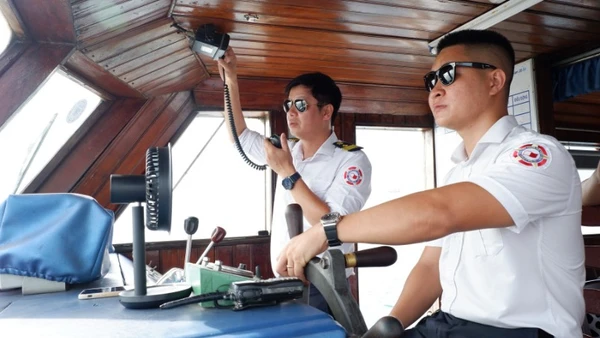 Các hoa tiêu đang làm nhiệm vụ dẫn tàu.