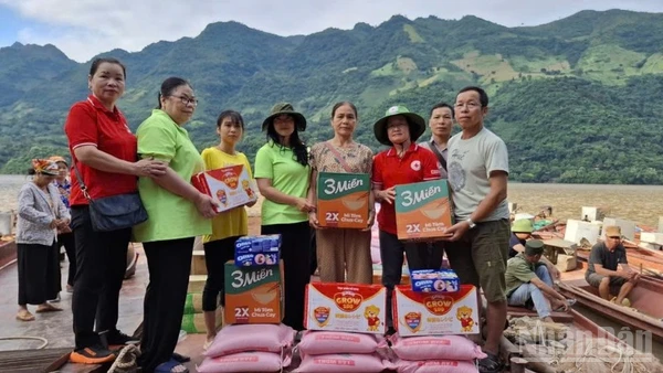 Trao tặng nhu yếu phẩm thiết yếu cho người dân vùng lũ.