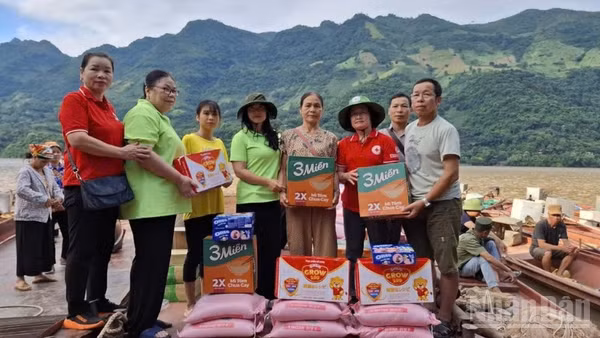 Trao tặng nhu yếu phẩm thiết yếu cho người dân vùng lũ.