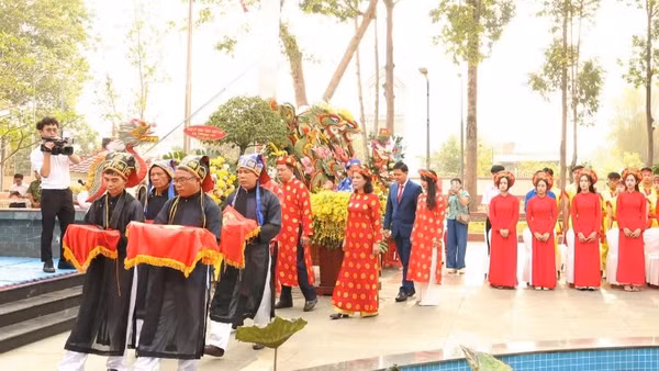 Các cụ cao niên dâng lễ vật nhân ngày Giỗ Tổ Hùng Vương.