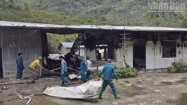 Các lực lượng thu dọn hiện trường sau đám cháy.