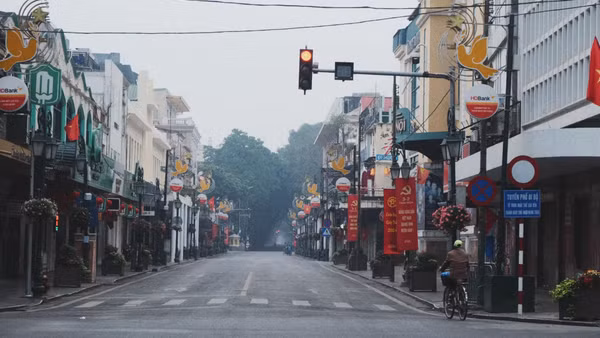 Phố Tràng Tiền là một trong những tuyến phố được dự kiến thí điểm vùng phát thải thấp giai đoạn 1 (1/7/2026-31/12/2026). (Ảnh: Trịnh Xuân Giang)