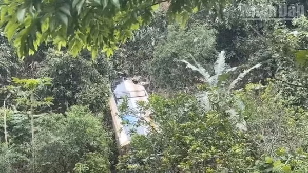 Hiện trường vụ tai nạn giao thông xảy ra ngày 26/4 tại Km04+200 tuyến đường liên bản Niên-Nà Bai, thuộc địa phận xã Vân Hồ, tỉnh Sơn La khiến 1 người tử vong và nhiều khác bị thương. (Ảnh: Báo Nhân Dân)