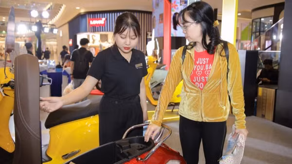 Khách tham quan tìm hiểu về xe máy điện.