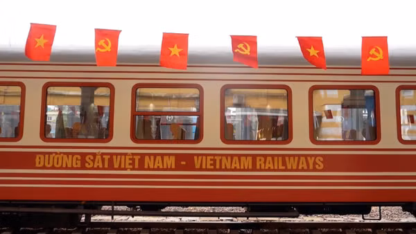 Tàu Hoa Phượng tuyến Hà Nội-Hải Phòng và ngược lại.