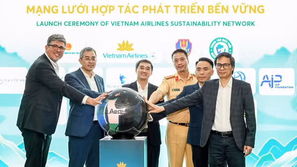 Các lãnh đạo thực hiện nghi thức chạm tay vào quả cầu, chính thức ra mắt “Liên minh Xanh-Phát triển bền vững” 
