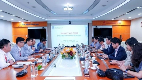 Tổng Giám đốc PV GAS thảo luận với đoàn công tác của ExxonMobil về cơ hội hợp tác kinh doanh LNG quốc tế.