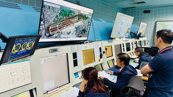 Các kíp trực tại Trung tâm kiểm soát đường dài Hồ Chí Minh (ACC HCM) và Airport Management App Tân Sơn Nhất (APP TSN) đã phối hợp chặt chẽ ngày 2/8/2025. (Ảnh: VATM) 
