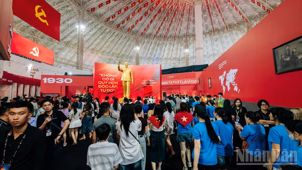 Triển lãm quốc gia "95 năm Cờ Đảng soi đường", diễn ra từ ngày 28/8 đến 15/9/2025 tại Trung tâm Hội chợ Triển lãm Quốc gia (Đông Anh, Hà Nội), là một chuyên đề nổi bật trong chuỗi hoạt động kỷ niệm 80 năm Cách mạng Tháng Tám và Quốc khánh 2/9.