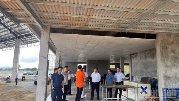 Đoàn công tác của Cục Đường bộ Việt Nam trực tiếp kiểm tra hiện trường thi công các trạm dừng nghỉ tuyến cao tốc bắc-nam, phía đông.